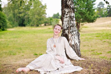 kadın konuşurken bir huş ağacı bir çayırda