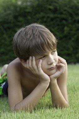 Çimlere basan çocuk