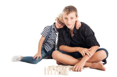 oturma ve zeminde oynayan iki erkek