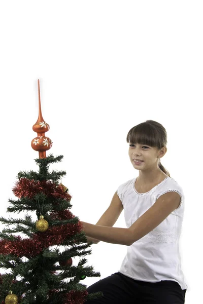Chica decora el árbol de Navidad — Foto de Stock
