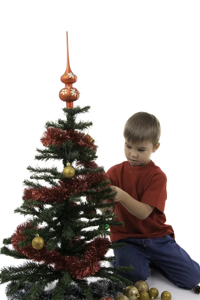 Jongen versiert de kerstboom — Stockfoto