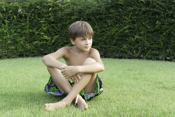 Jongen op het gras — Stockfoto