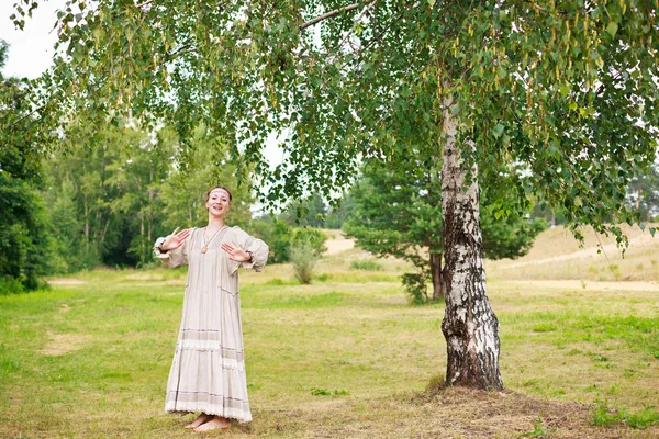 Женщина сидит на лугу — стоковое фото