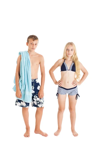 Pojke och en flicka klädd i badkläder — Stockfoto