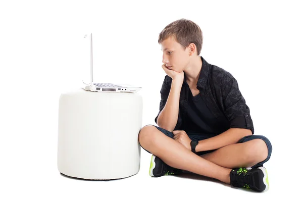 Een man met een laptop op witte achtergrond — Stockfoto