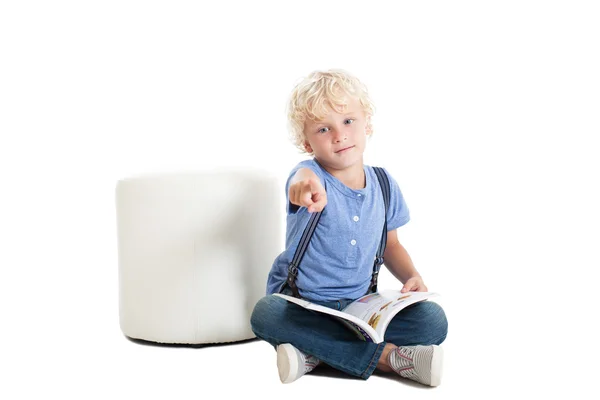 Симпатичный мальчик с книгой — стоковое фото