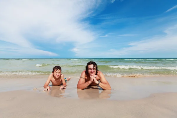 Far och son på en strand — Stockfoto