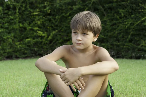 Garçon sur l'herbe — Photo