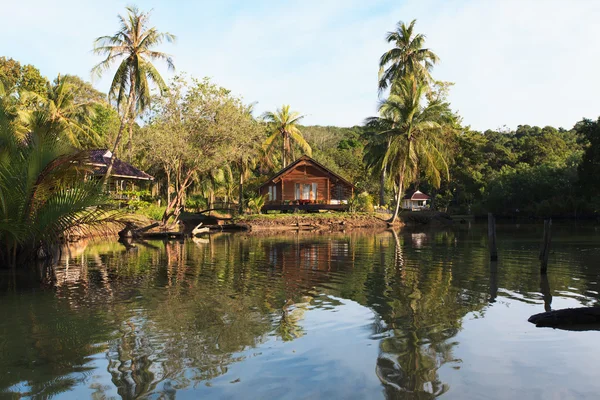 Casa de madera en la selva —  Fotos de Stock