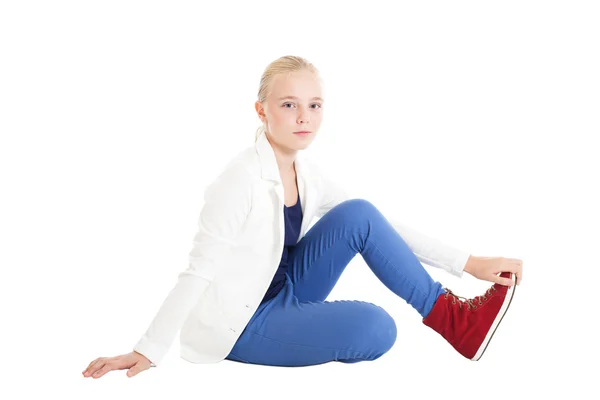 Prachtige blond meisje, zittend op de vloer — Stockfoto