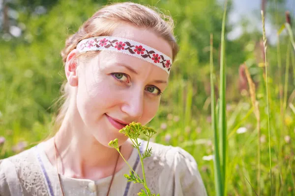 Žena sedí na louce — Stock fotografie