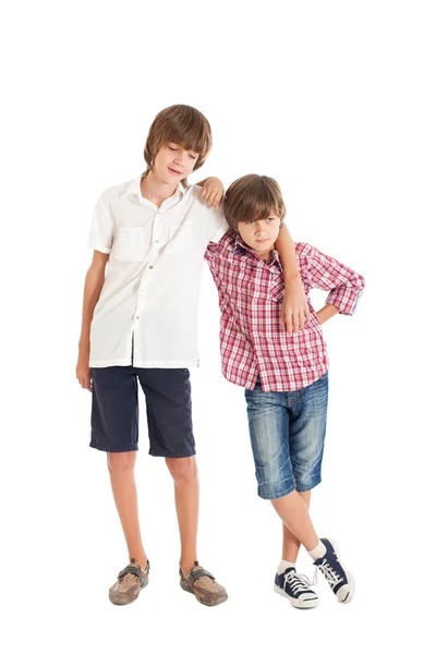 Dos chicos lindos sobre fondo blanco — Foto de Stock