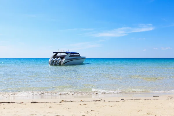 Barco de placer en el agua — Foto de Stock