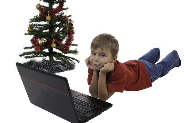 Çocuğa bir dizüstü bilgisayar ile — Stok fotoğraf
