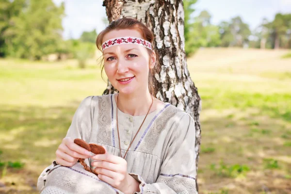 Žena sedí na louce — Stock fotografie