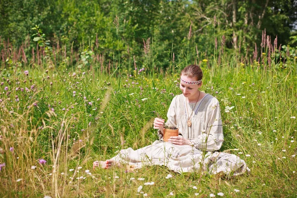 Mujer sentada en un prado — Foto de Stock