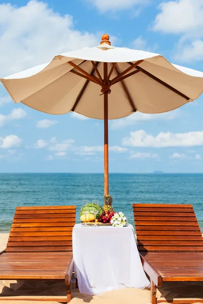 Houten stoelen op het strand — Stockfoto