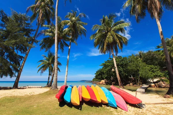 Kayaks on the sandy seashore — Stock Photo, Image