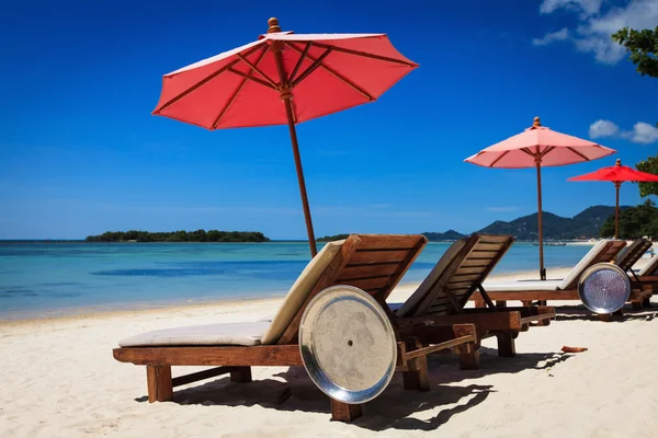 Lege stoelen en parasol — Stockfoto