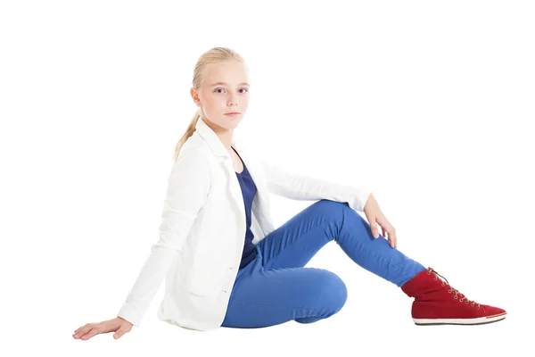 Prachtige blond meisje, zittend op de vloer — Stockfoto