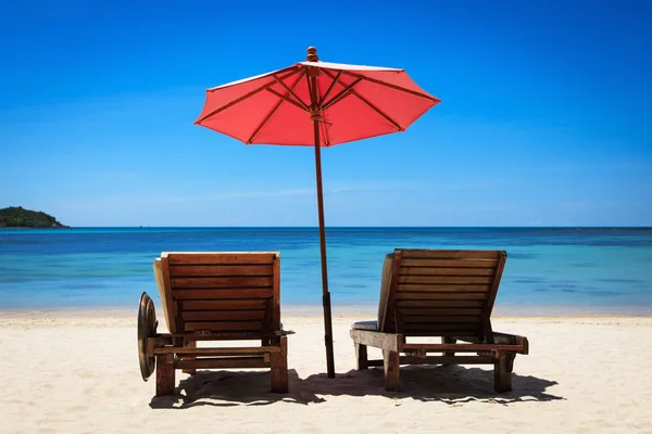 Lege stoelen en parasol — Stockfoto