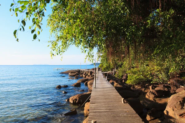 Holzbrücke am Strand — Stockfoto