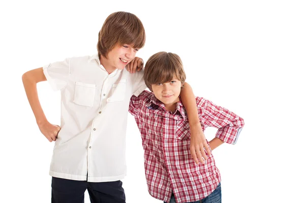 Deux garçons mignons sur fond blanc — Photo