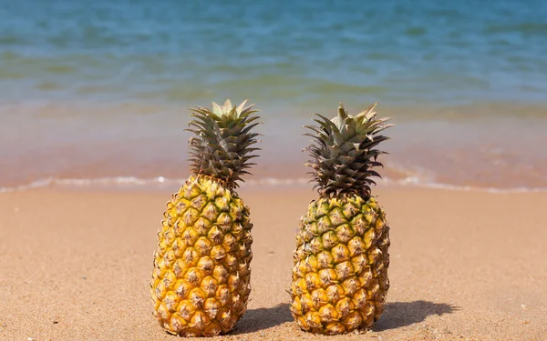 Two pineapples on the beach — Stock Photo, Image