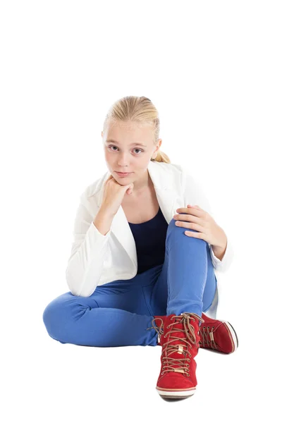 Prachtige blond meisje, zittend op de vloer — Stockfoto