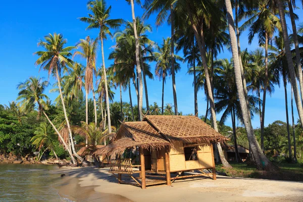 Reed hut on a sandy beach — Stock Photo, Image