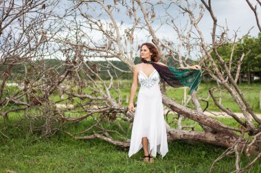 kadın kuru ağaç arka plan üzerinde