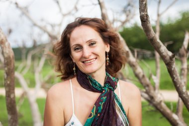 kadın kuru ağaç arka plan üzerinde