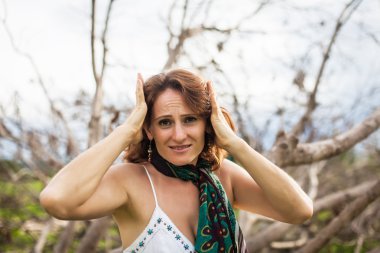 kadın kuru ağaç arka plan üzerinde