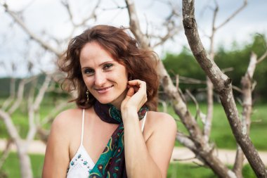 kadın kuru ağaç arka plan üzerinde