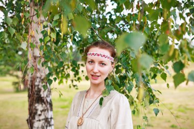 kadının yanında yeşil huş