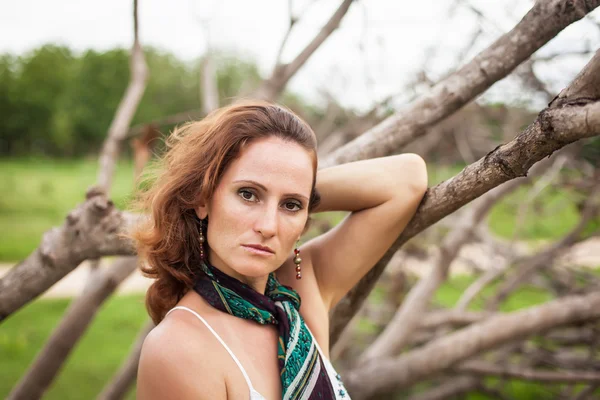 Žena na pozadí suchých stromů — Stock fotografie