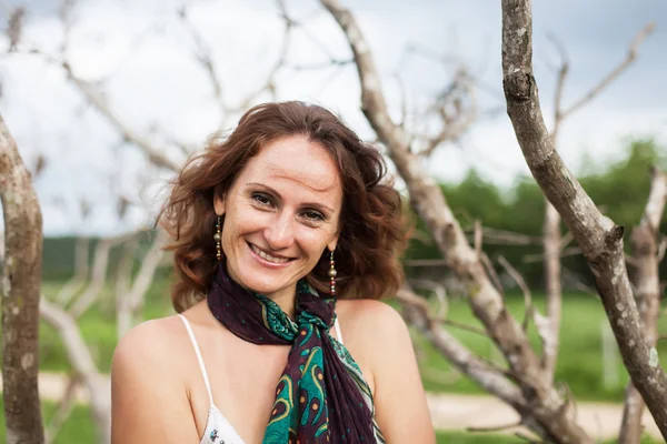 乾燥した木の背景上の女性 — ストック写真