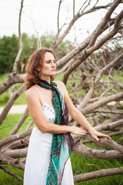 Žena na pozadí suchých stromů — Stock fotografie