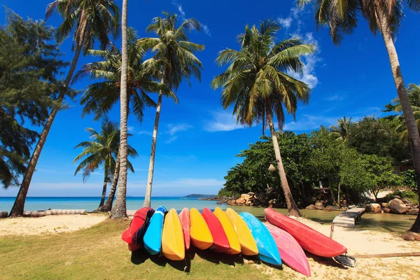 Kayaks colorés sur le rivage — Photo