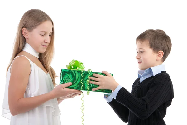Pojke ger till flickan en gåva — Stockfoto