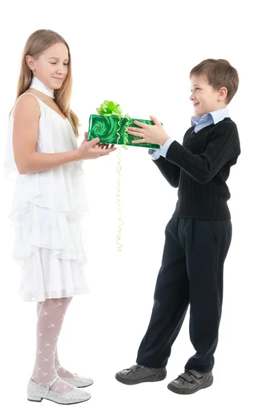 El muchacho da a la muchacha el regalo — Foto de Stock