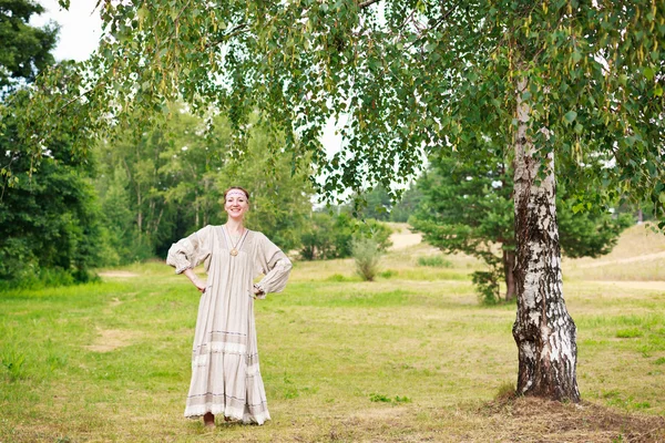 Žena vedle zelené břízy — Stock fotografie