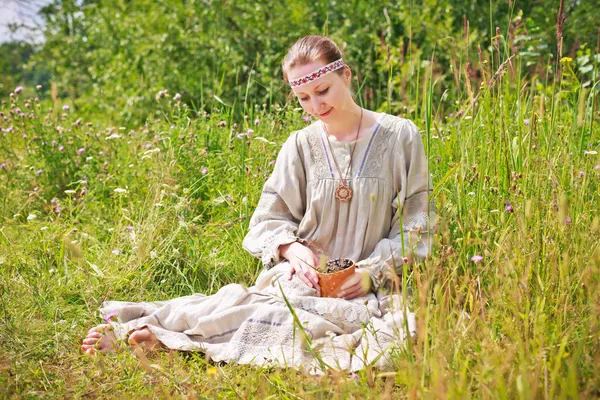 Mulher sentada em um prado — Fotografia de Stock