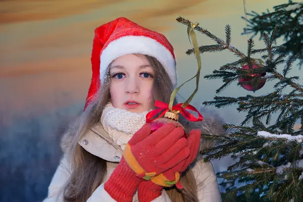 Carino ragazza adolescente in cappello di Santa — Foto Stock