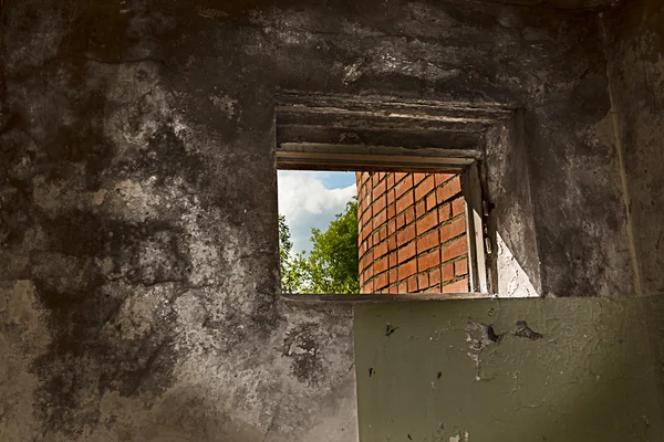 Гранж стена с маленьким окном — стоковое фото
