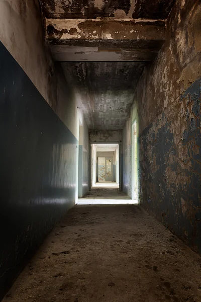 Свет в гранж-коридоре — стоковое фото