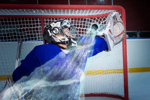 Hockey keeper miss de puck — Stockfoto
