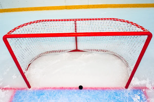 Hockey doel met puck op rode lijn Stockfoto
