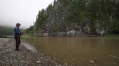 Sibirya nehirde balık tutma