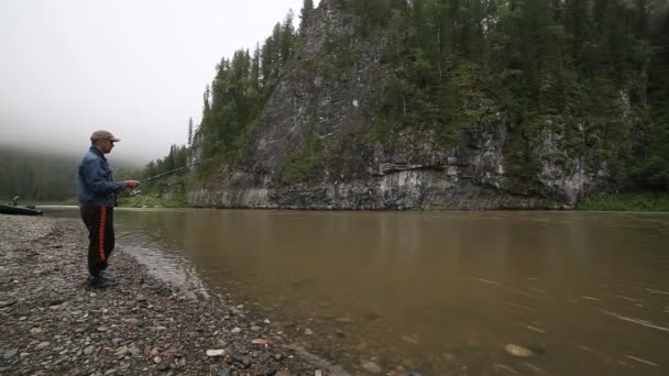 Memancing di sungai Siberia — Stok Video